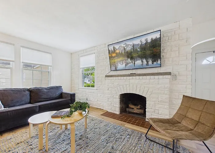 Brick - 3bed 2full Bath! Downtown *